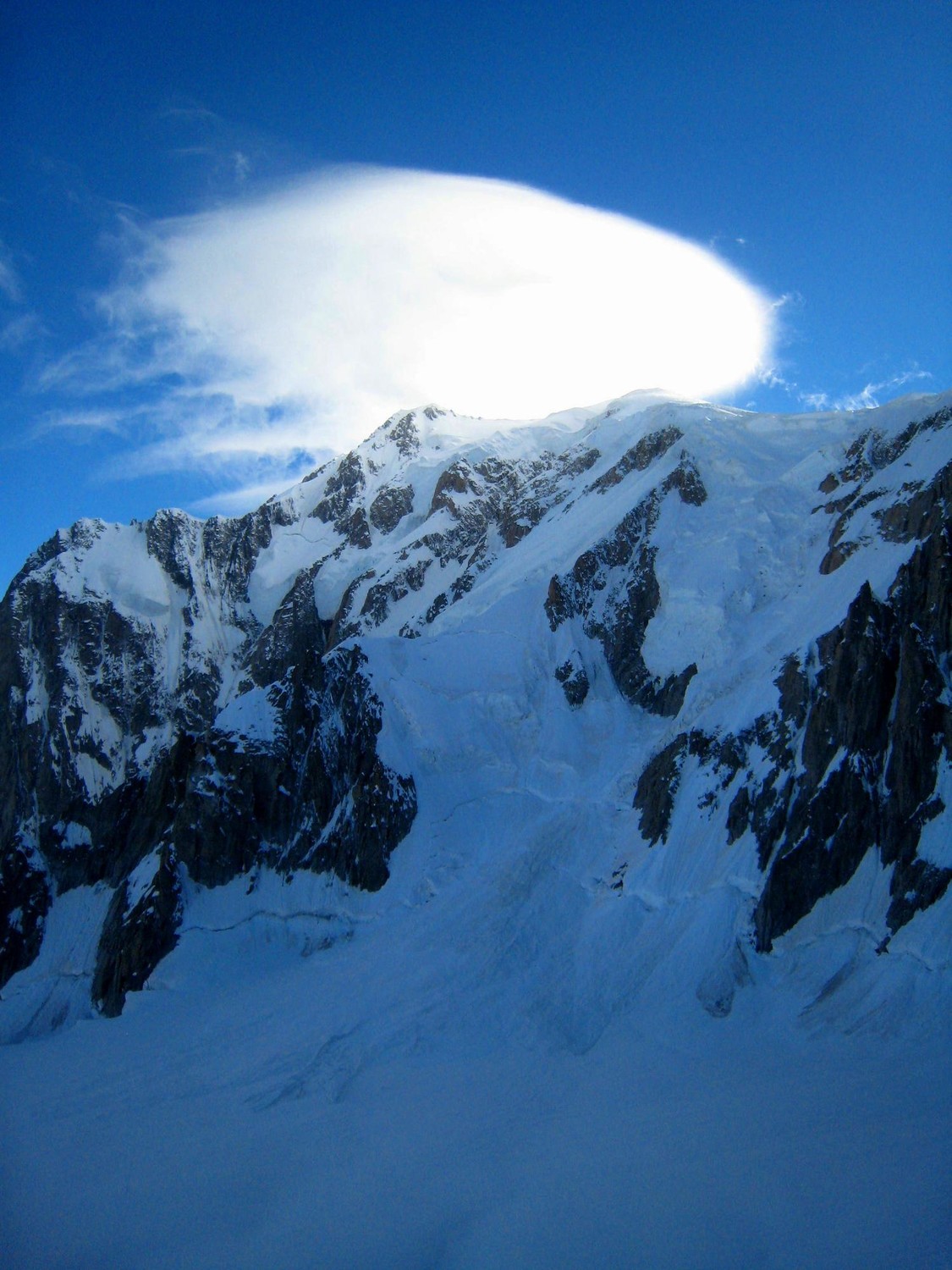 L'éperon de la Brenva sous son chapeau...