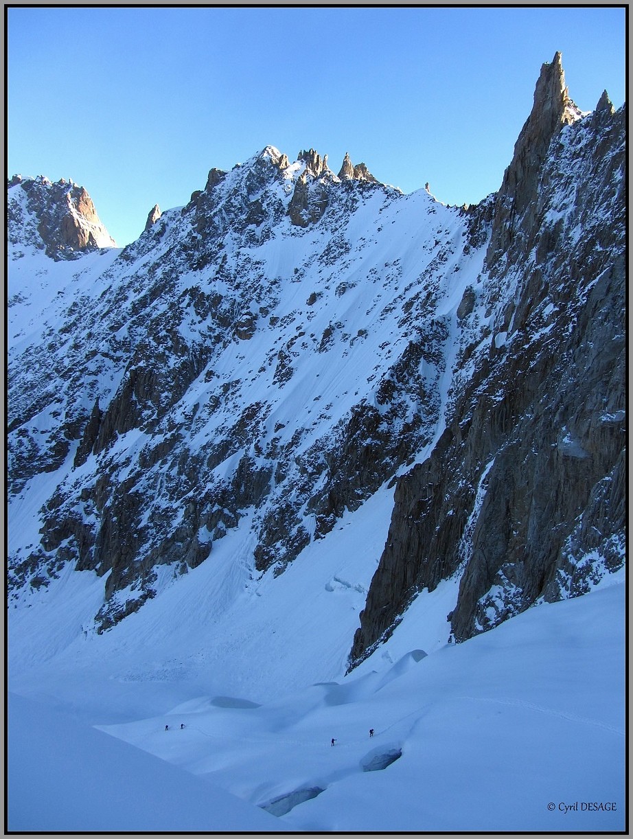 6h40, nous sommes sur l'arête, 2 cordées traversent la zone des crevasses