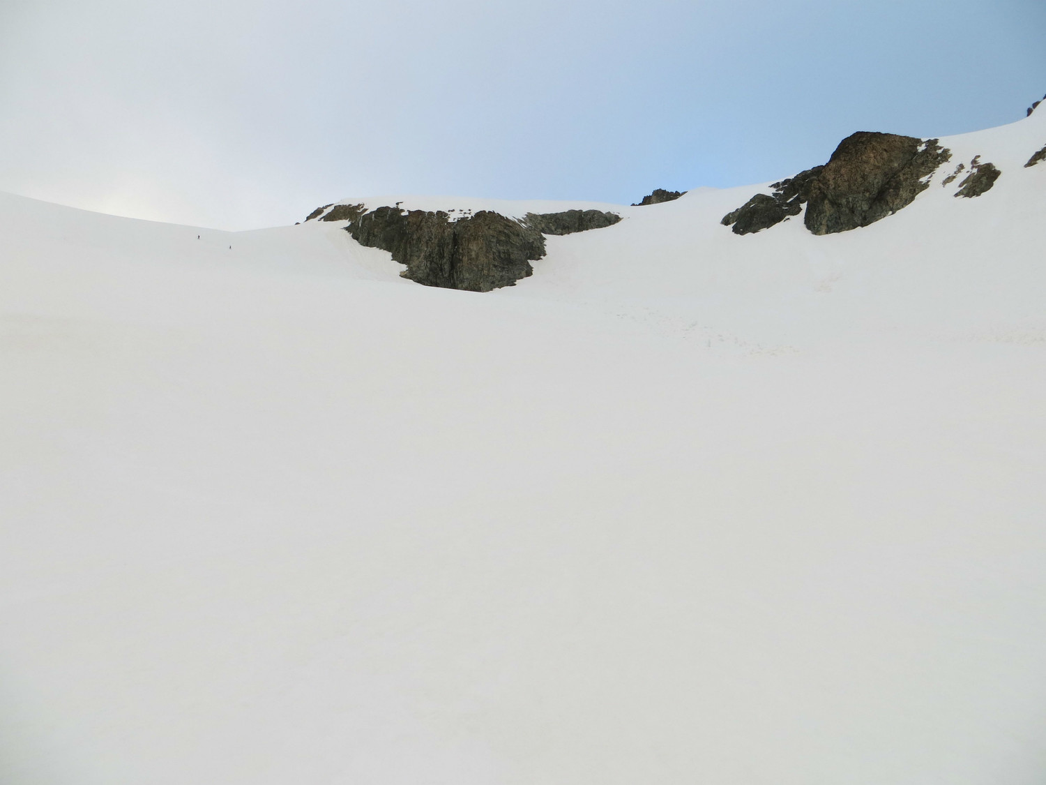 depuis le premier plateau, passage de la section rocheuse a gauche ( en neige ajd )