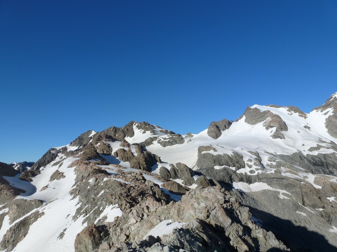 Et ce qu'il nous reste à faire. Suivre la crête. Au loin Ball Pass
