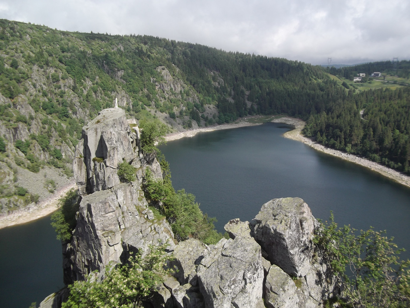 Lac Blanc depuis le Rocher Hans avec la Vierge sur son piton rocheux