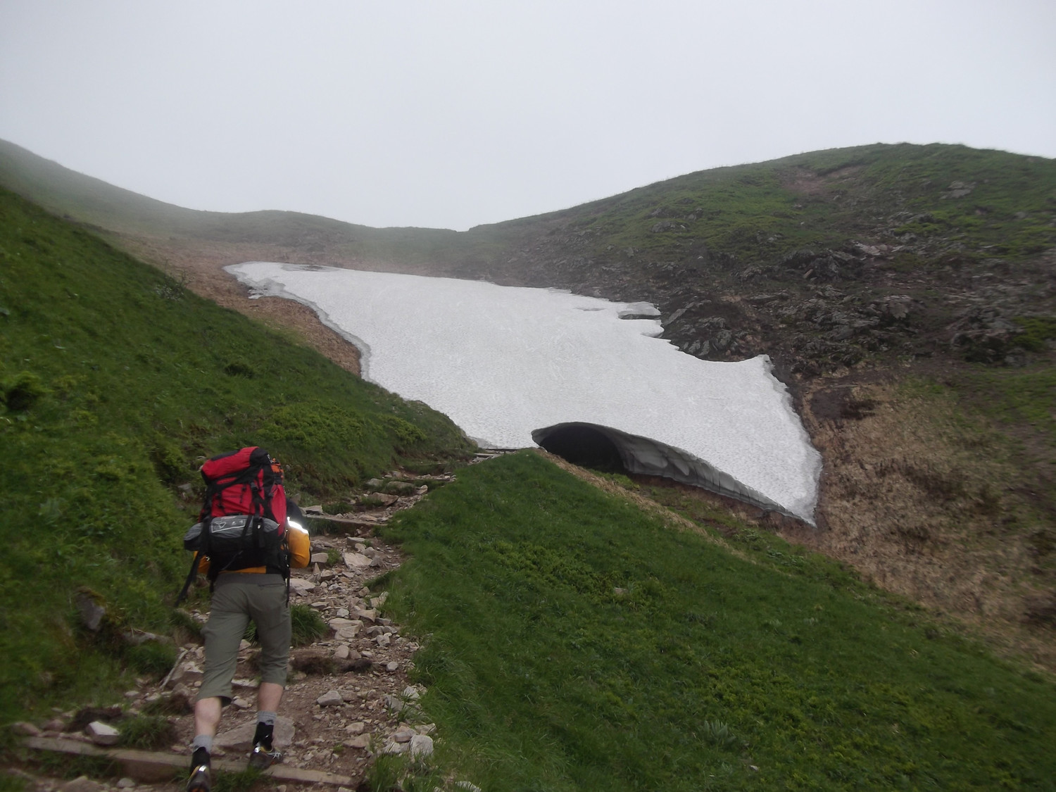 Névé dans le Col de Falimont avec cavité