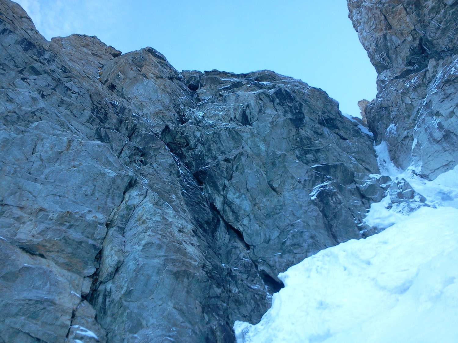 Vue de l'attaque du Candau, on voit des trainées de glace le long des fissures