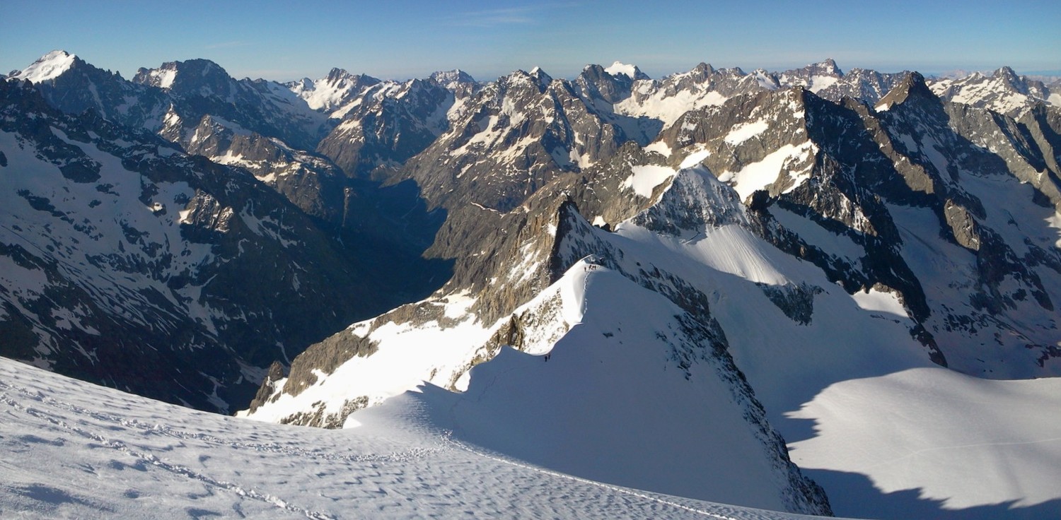La belle arête S qui amène au sommet E