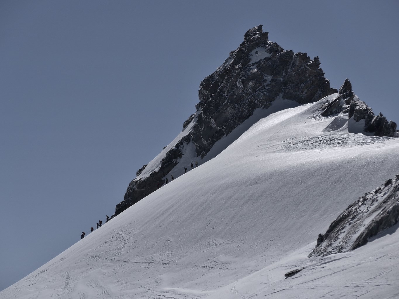 Gébroulaz/Des alpinistes, bien plus silencieux que les skieurs sur la carapace de verglas, fricotent autour de l’aiguille de Polset