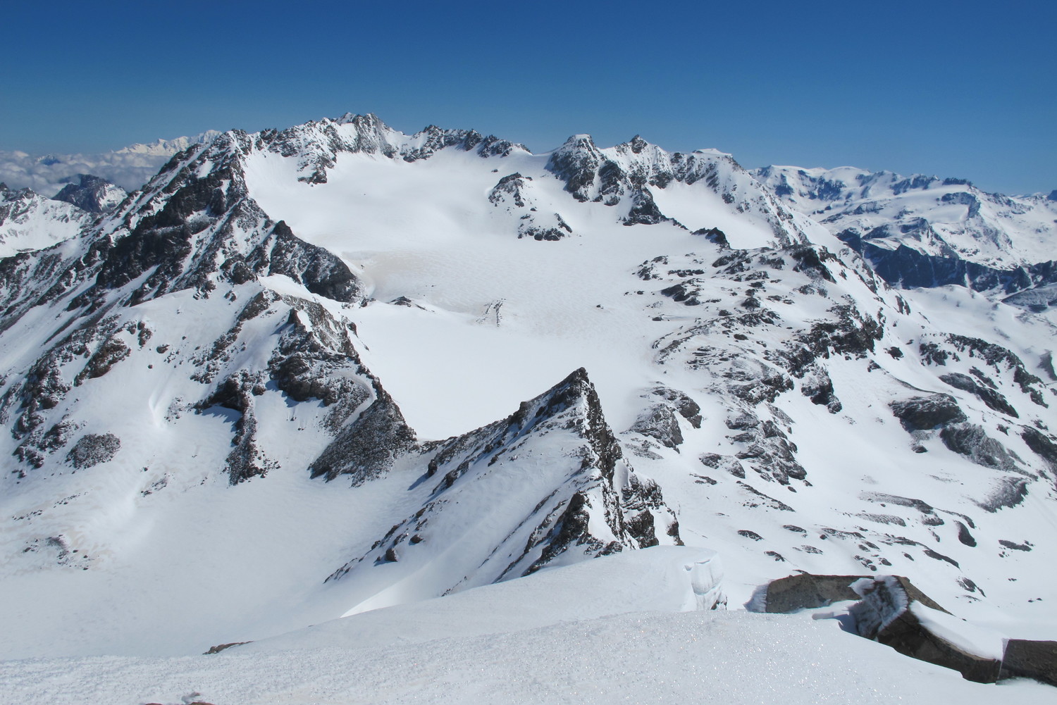 Tout au fond vous voyez Gébroulaz et en dessous le col de Pierre Lory