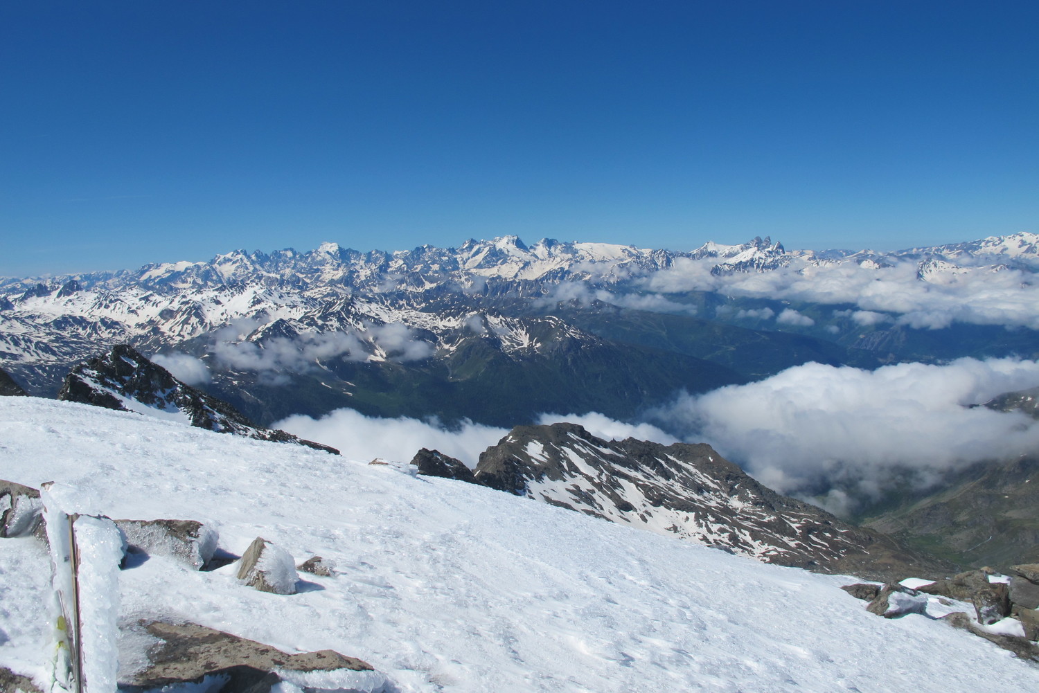 On voit la Barre des ecrins tout au fond et à droite les aiguilles d'Arves
