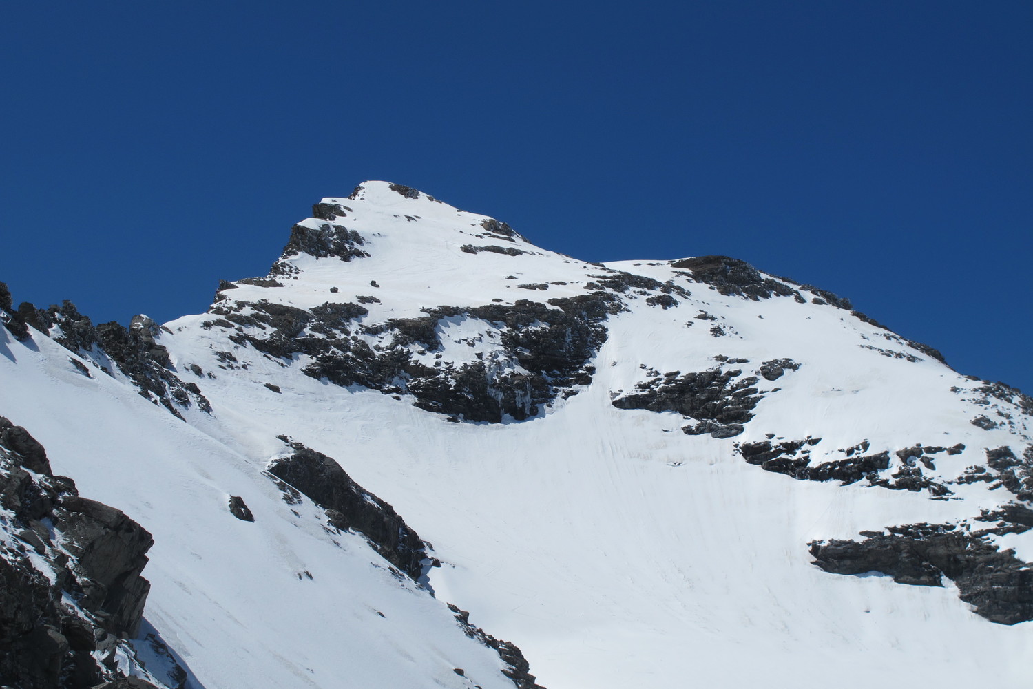 On a laissé les skis juste au col à gauche