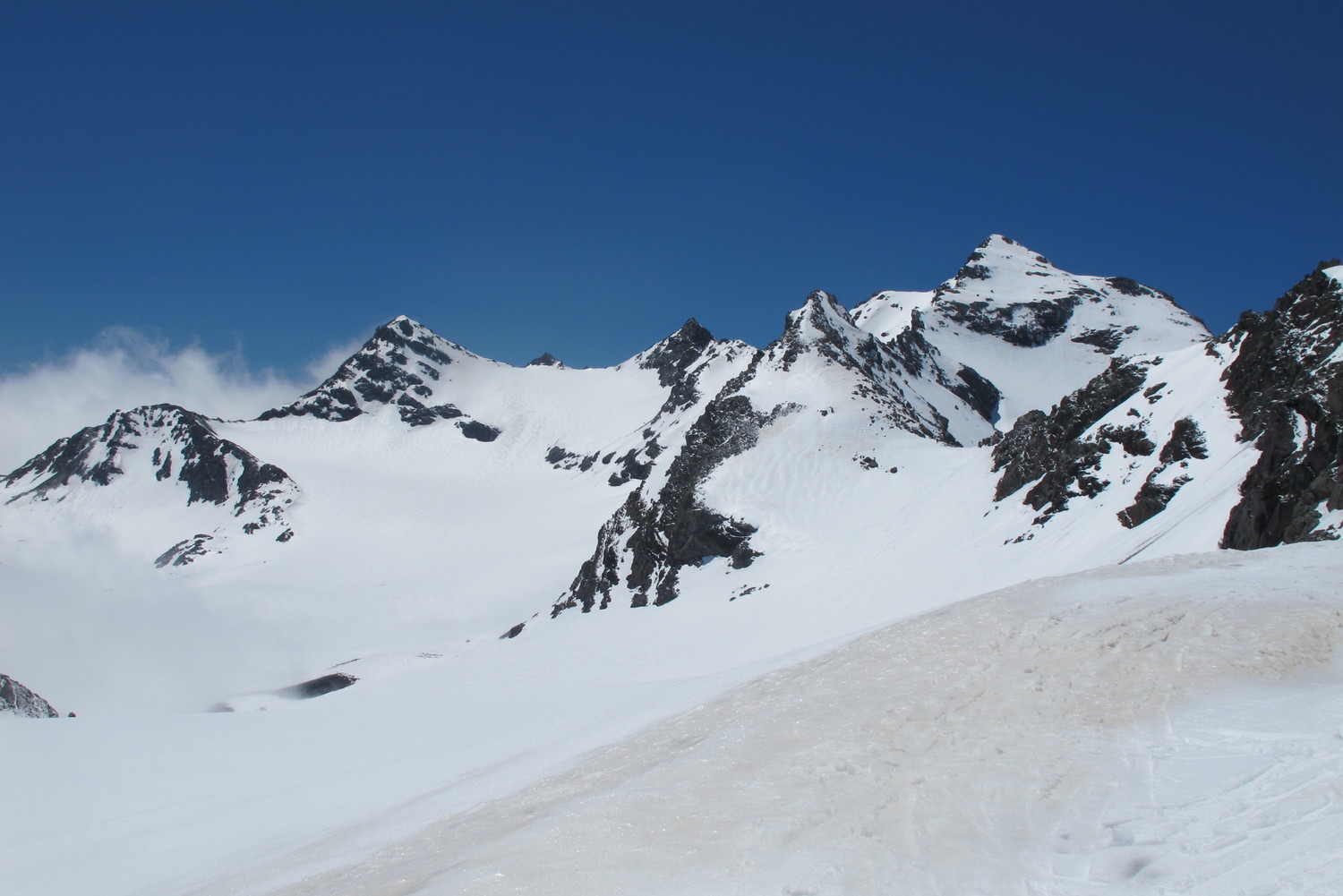 Pointe Rénod à gauche et pointe du Bouchet à droite,sous la pointe le col de Pierre Lory
