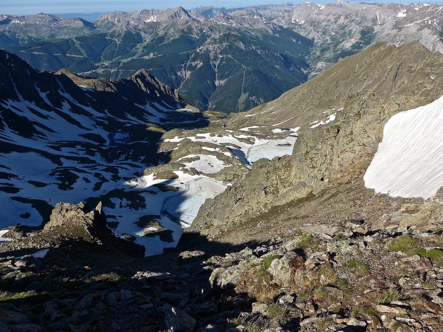 Les Lacs Ténibre ne sont pas encore dégelés.