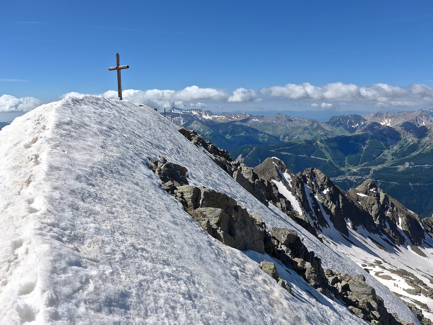 Le Mounier apparaît à droite de la croix sommitale du Ténibre.