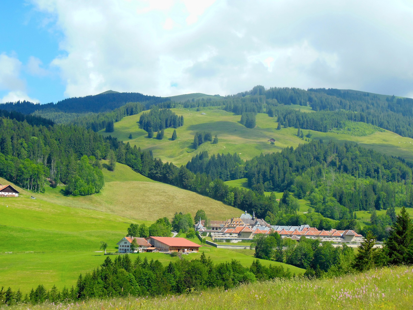 La Valsainte et au loin, le sommet de la Berra
