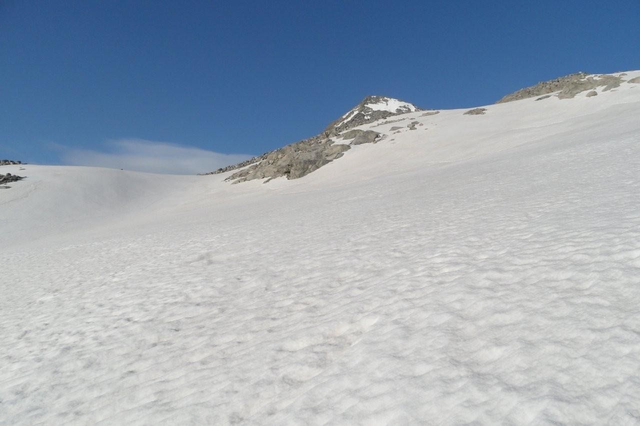Les belles pentes de neige qui mènent au Maubic