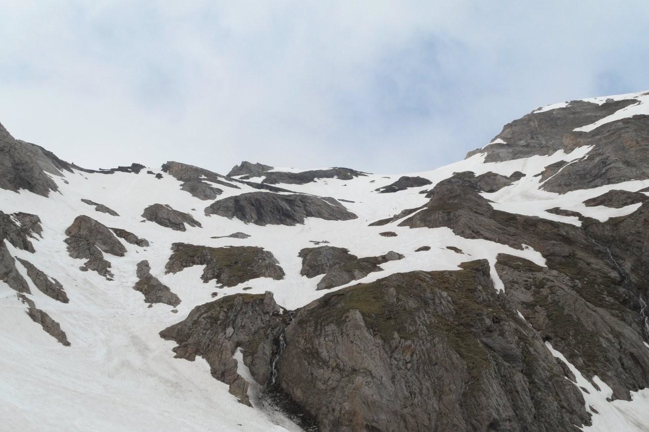 la face SE de l'Estaragne. Les passages sont de plus en plus étroits