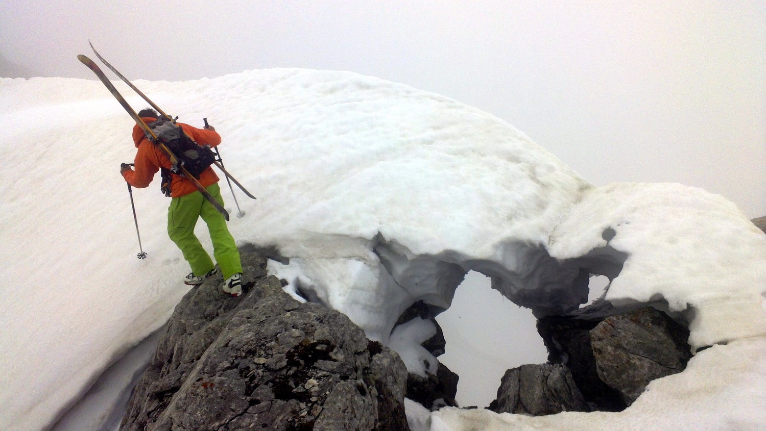 Patrick prend pied sur le haut du couloir, avec le joli trou juste à droite