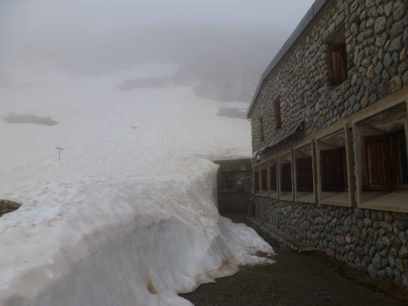 Il reste de la neige autour du refuge...