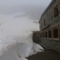 Il reste de la neige autour du refuge...