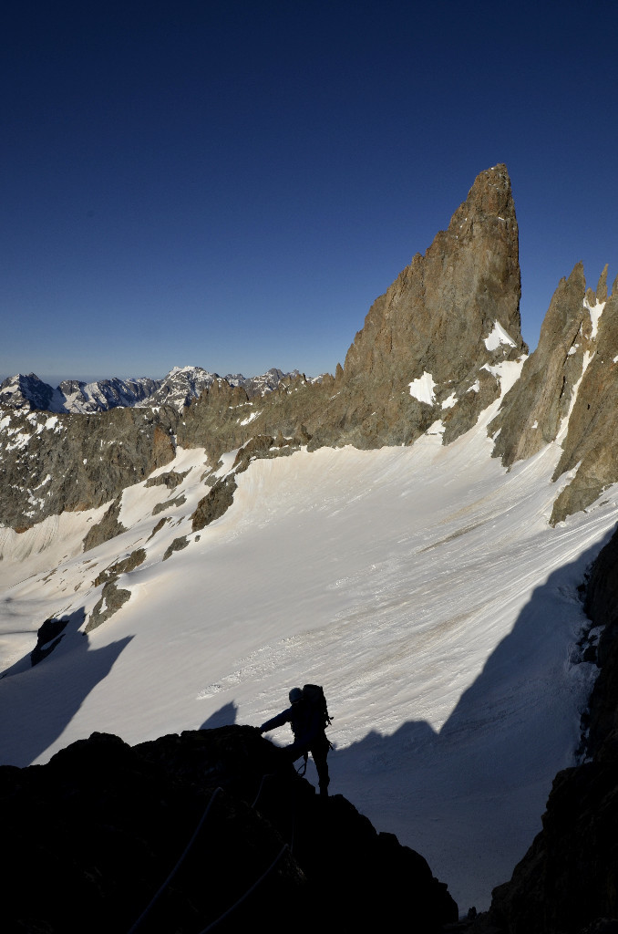 Escalade dans un cadre grandiose avec au fond la tour Choisy et le col de la Casse Déserte