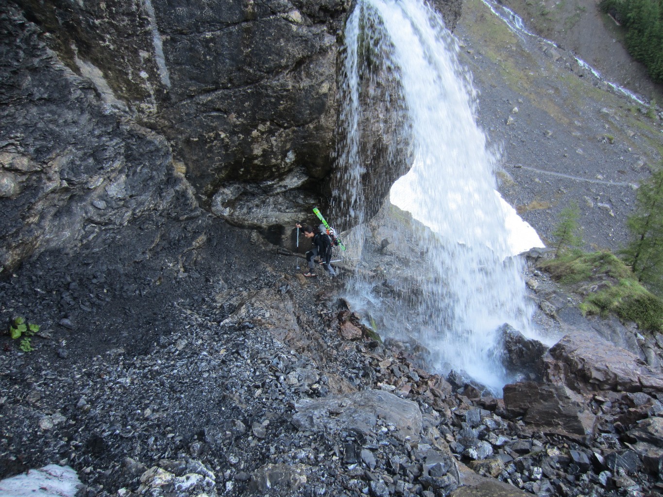 Passage sous la petite cascade
