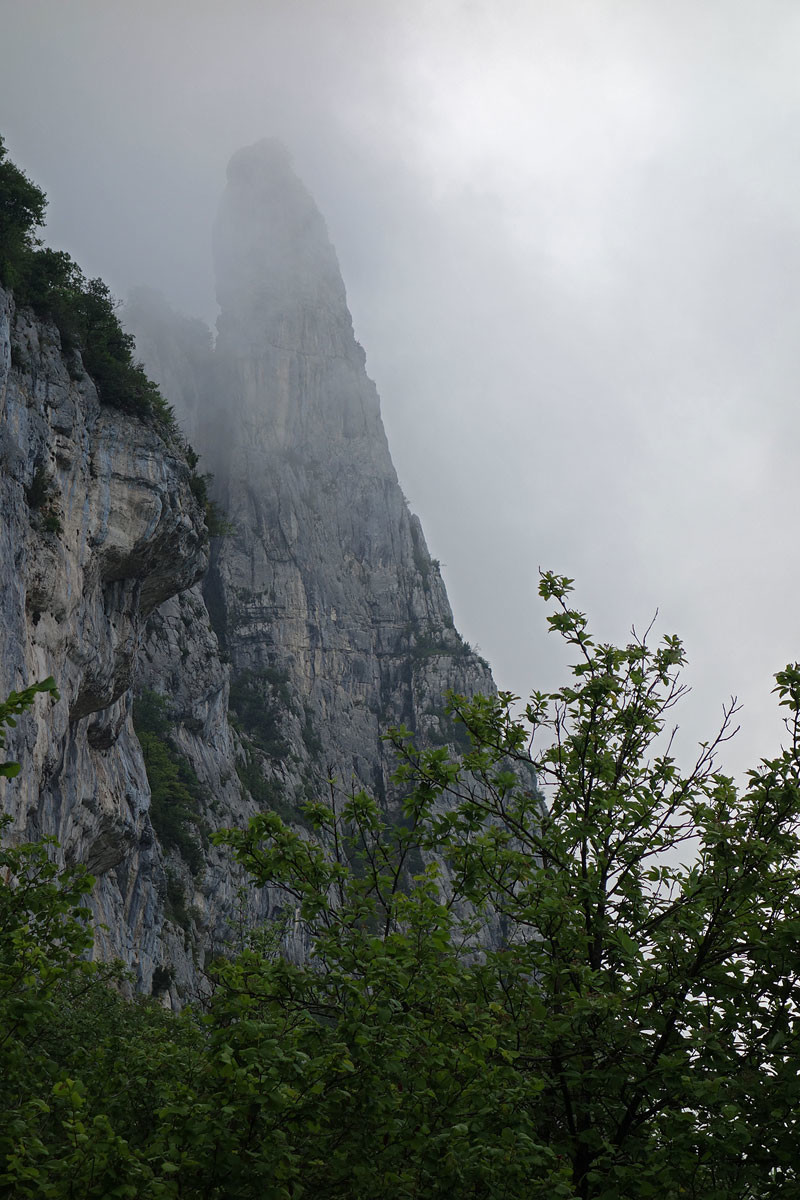 Apparition du gendarme dans les brumes