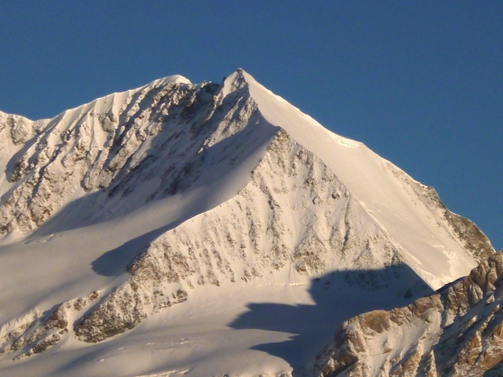 Bishorn et sa face NE à droite