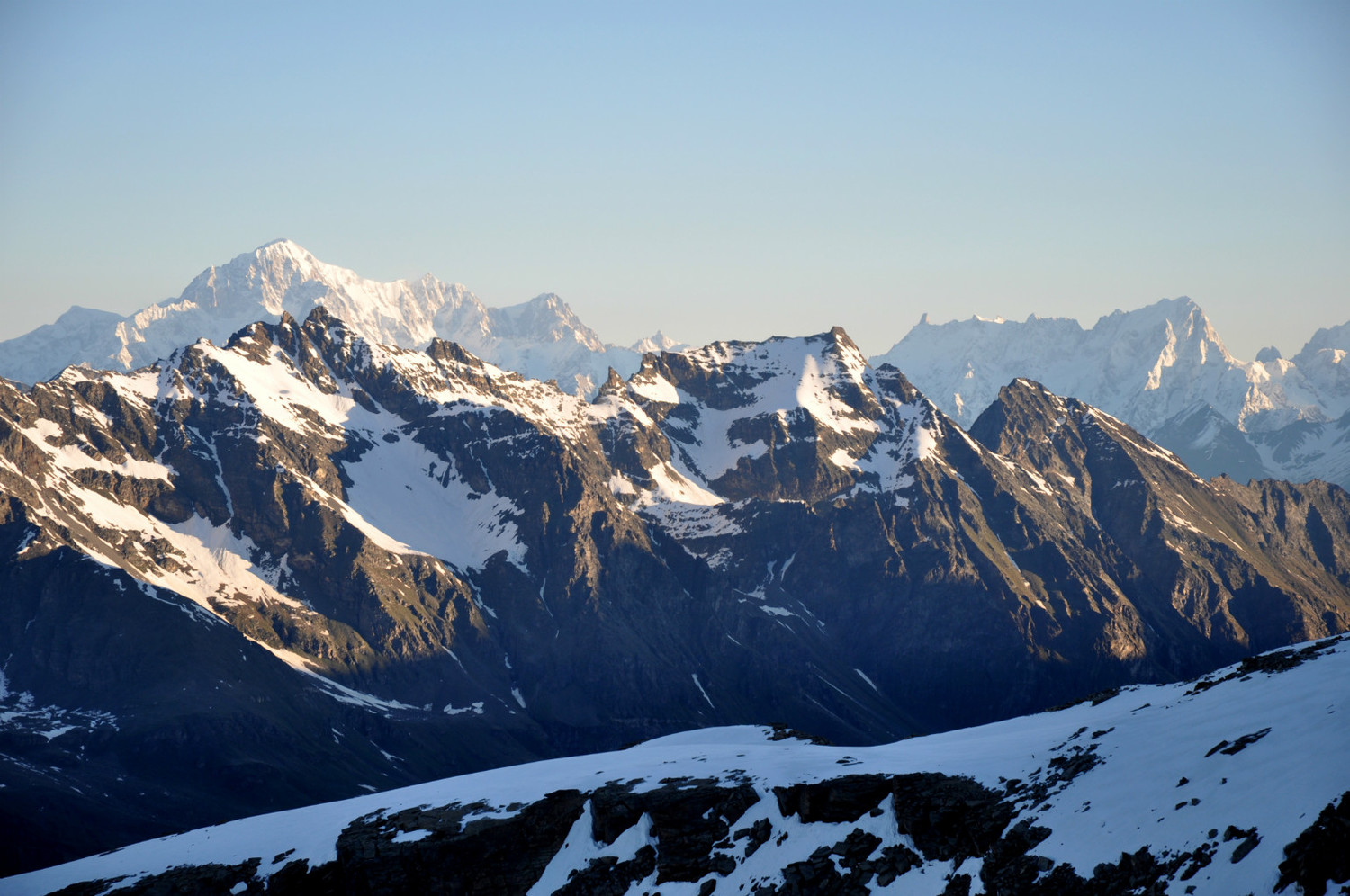 Gran Paradiso - Via normale : half an hour after the start, Mont-Blanc and the Jorasses appear in their mightiness