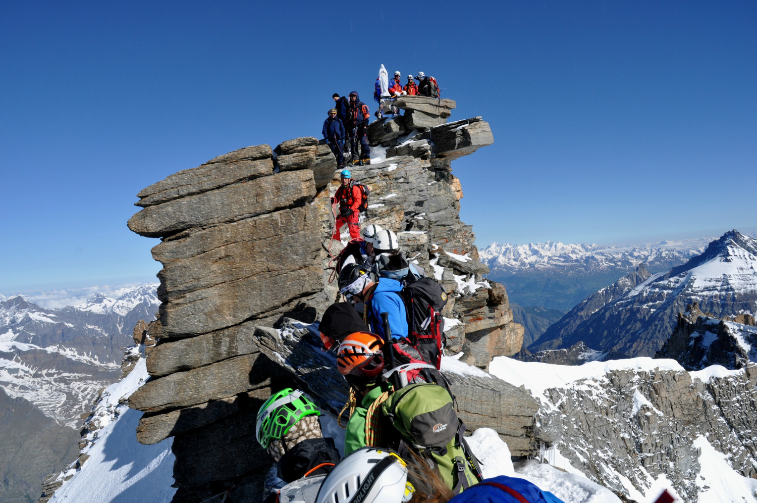 Gran Paradiso - Via normale : traffic jam on the short but busy final ridge. One can hear a few bird's names every now and then...