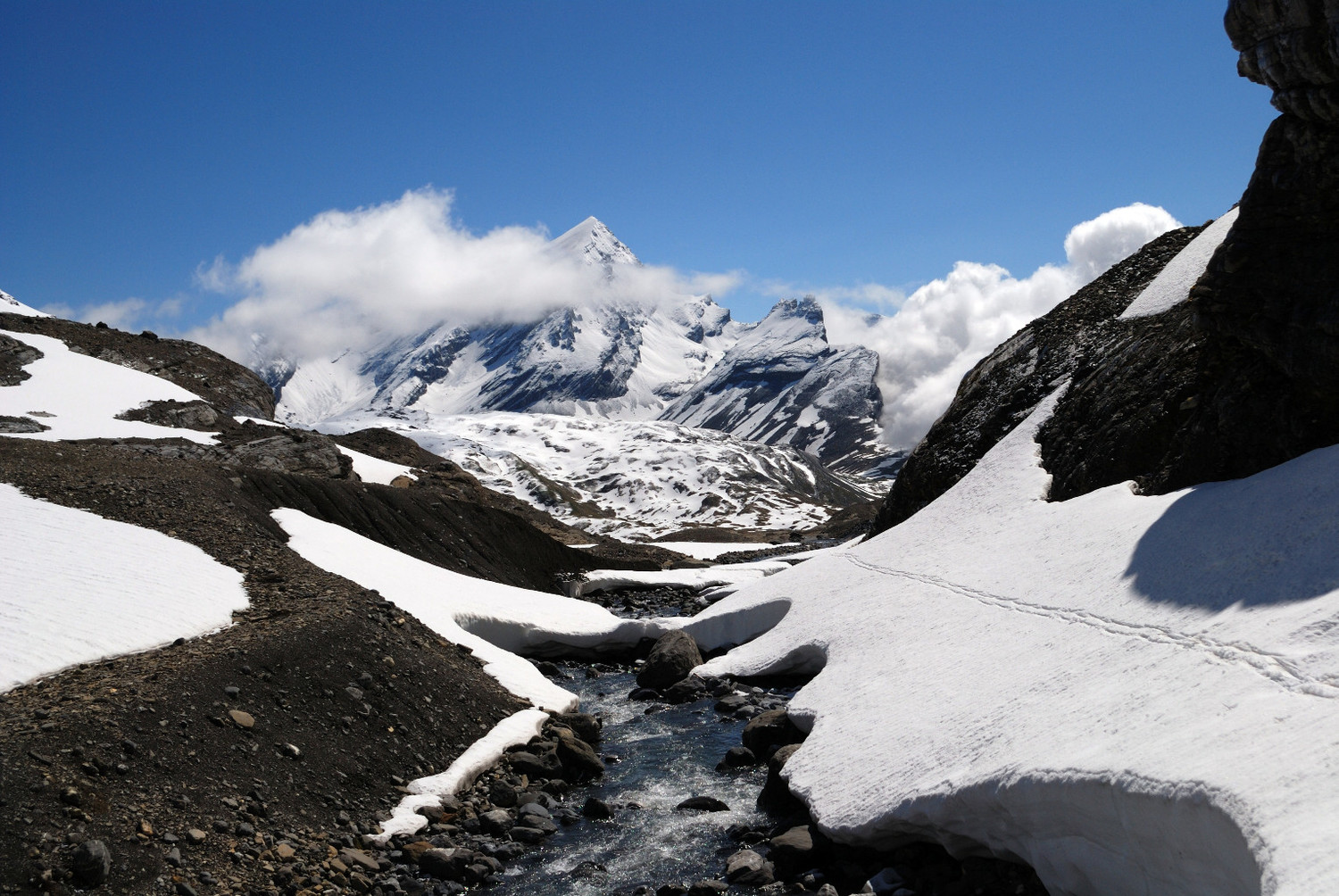 Vista sul Rinderhorn 3448m durante la salita al Wildstrubel