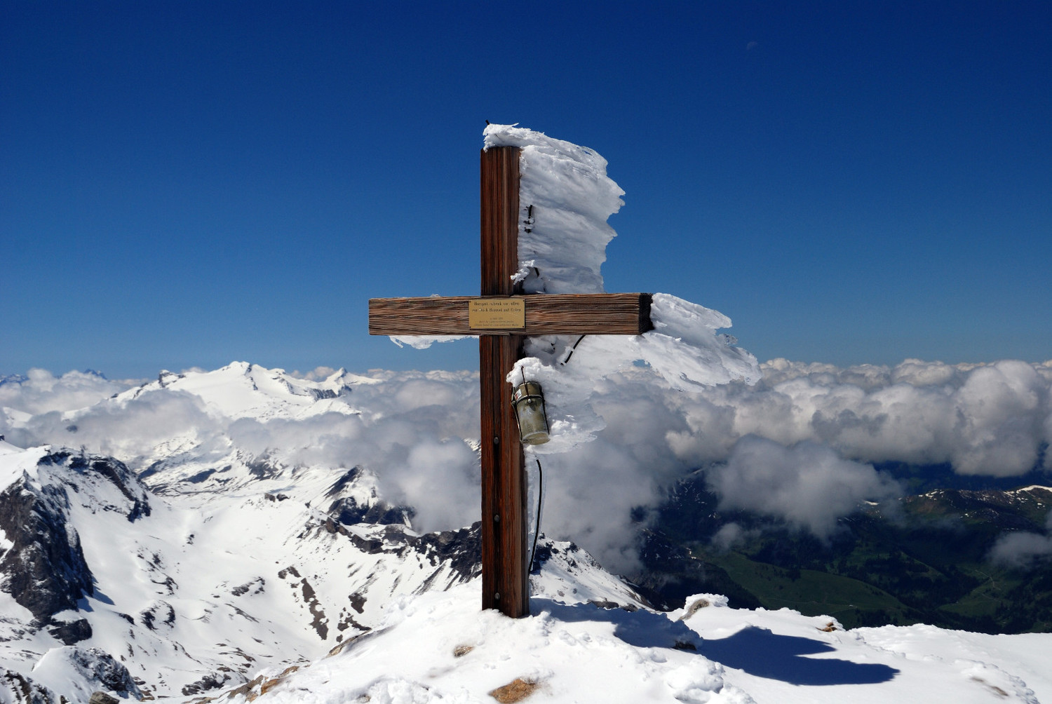 La croce di vetta al Mittl Gipfel 3243m al Wildstrubel