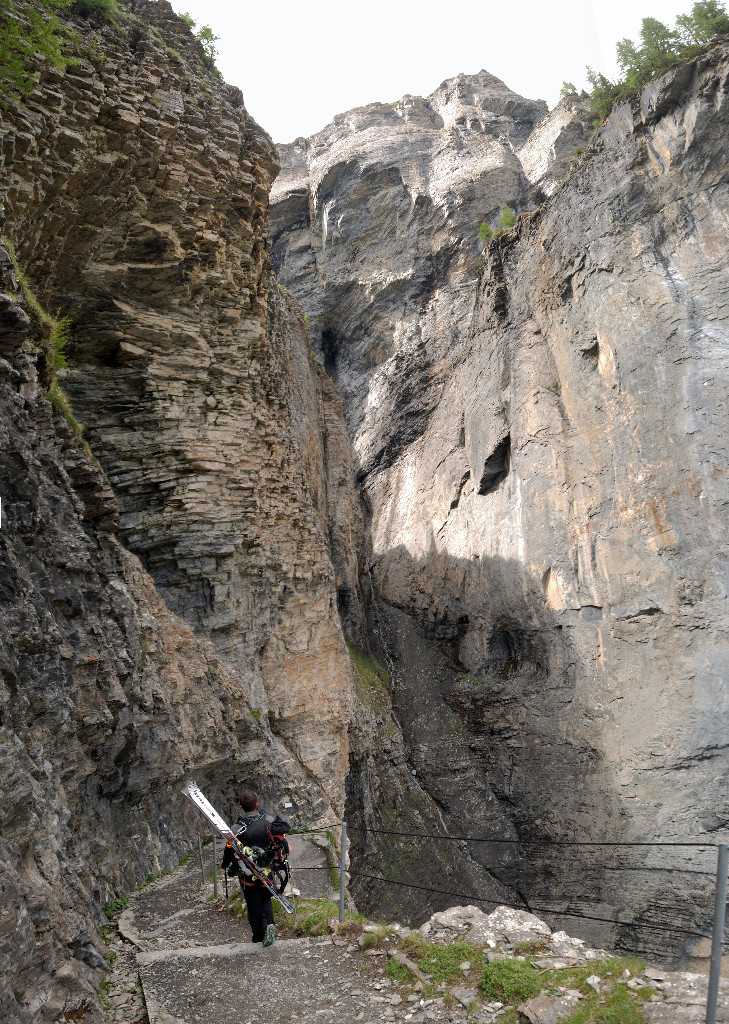 Gabriele in discesa lungo lo spettacolare sentiero che sale al Gemmipass da Leukerbad