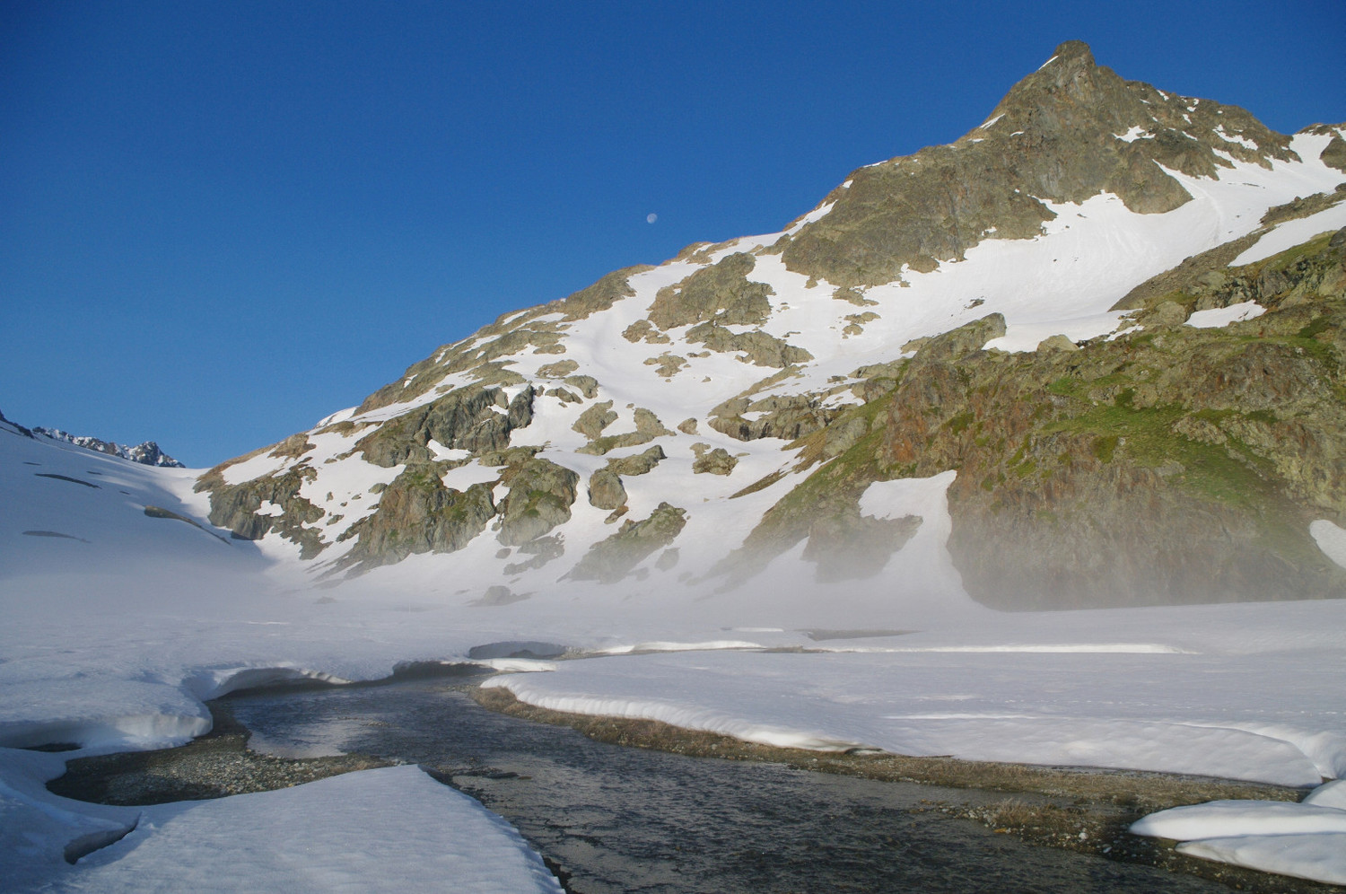 Légères brumes sur le lac Tournant, sur fond d'Aiguille Noire