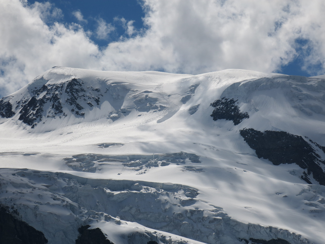 Avalanche de plaque en été à l'Alphubel