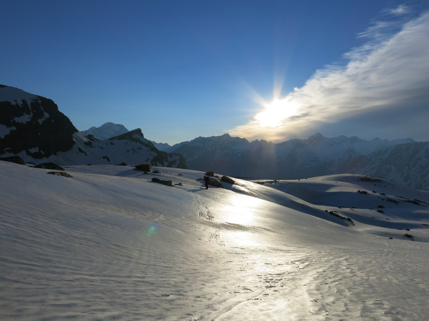 Dès la montée sur le glacier, le soleil pointe