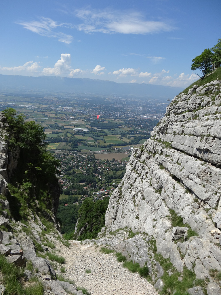 Dans la gorge casse-gueule pour rejoindre le Bonhomme; pendant ce temps en parapente ça rigole
