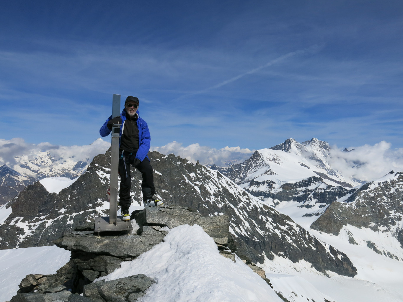 Serge s'accroche à la croix du Strahlhorn