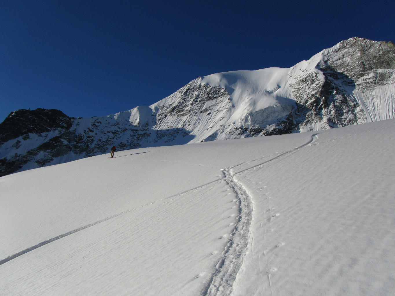 La superbe trace de snowboard au levé du soleil