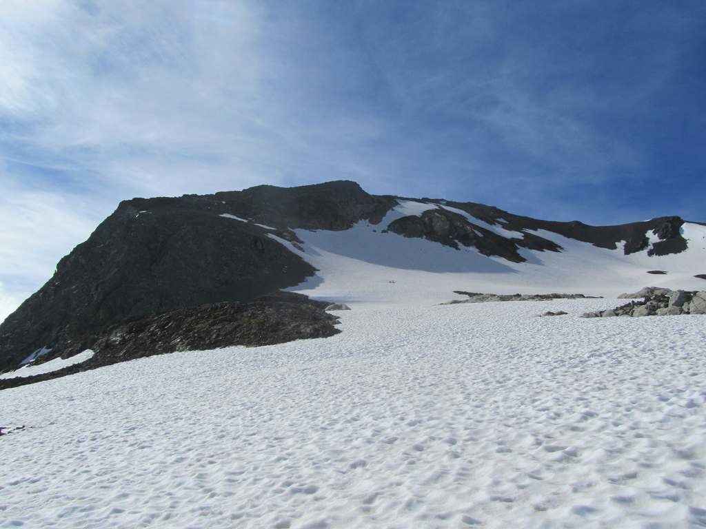 Campbieil pentes finales (affadies par l'image) avec une langue de neige accédant quasiment au sommet