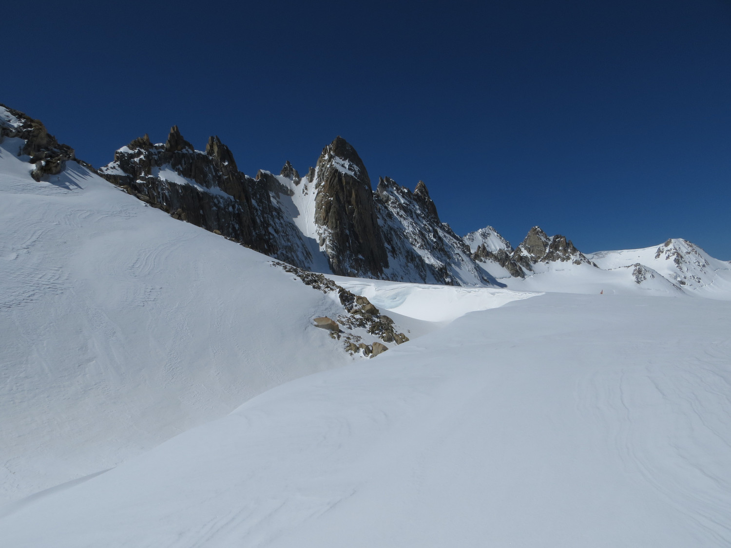 Aiguilles dorees, et le passage entre la corniche du glacier et le Roc des Plines (pente a gauche) vers le col des Plines