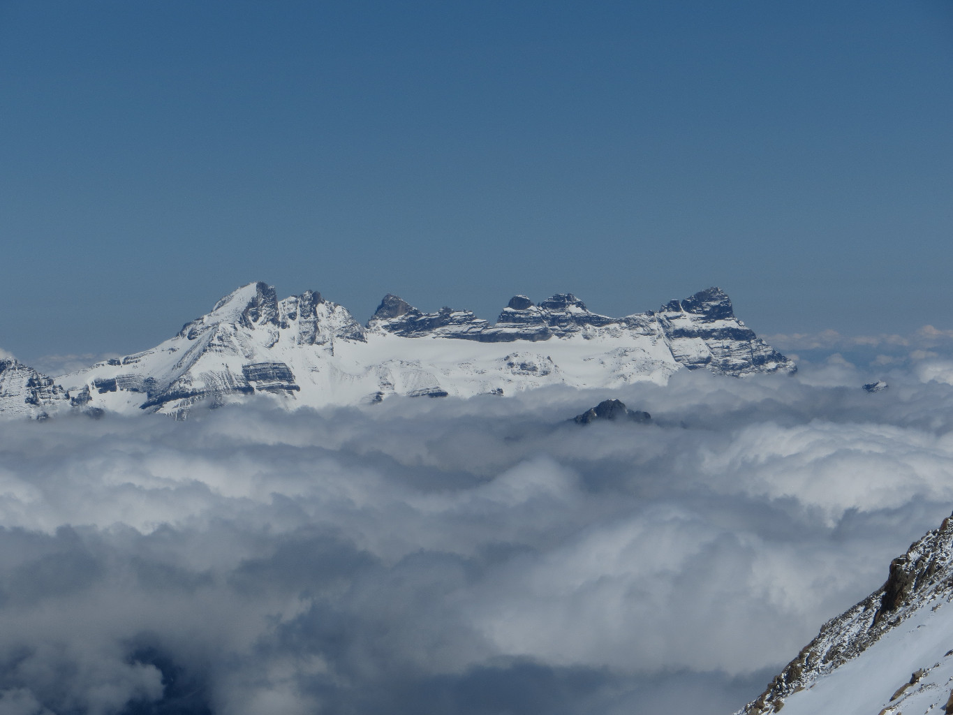 Dents du Midi, au loin, tres blanches