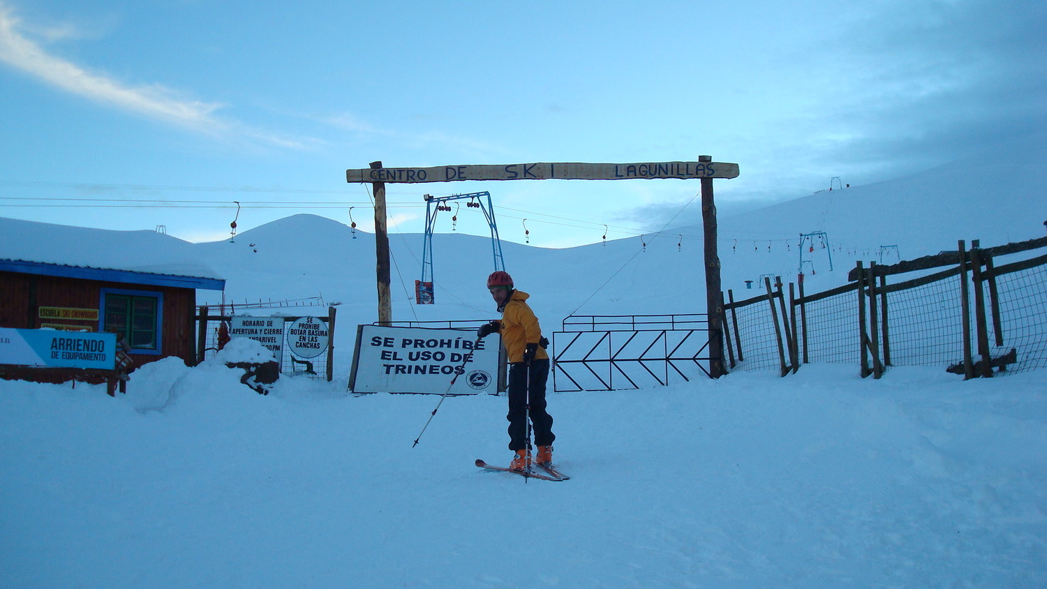 Kévin à l'entrée de la station au petit matin