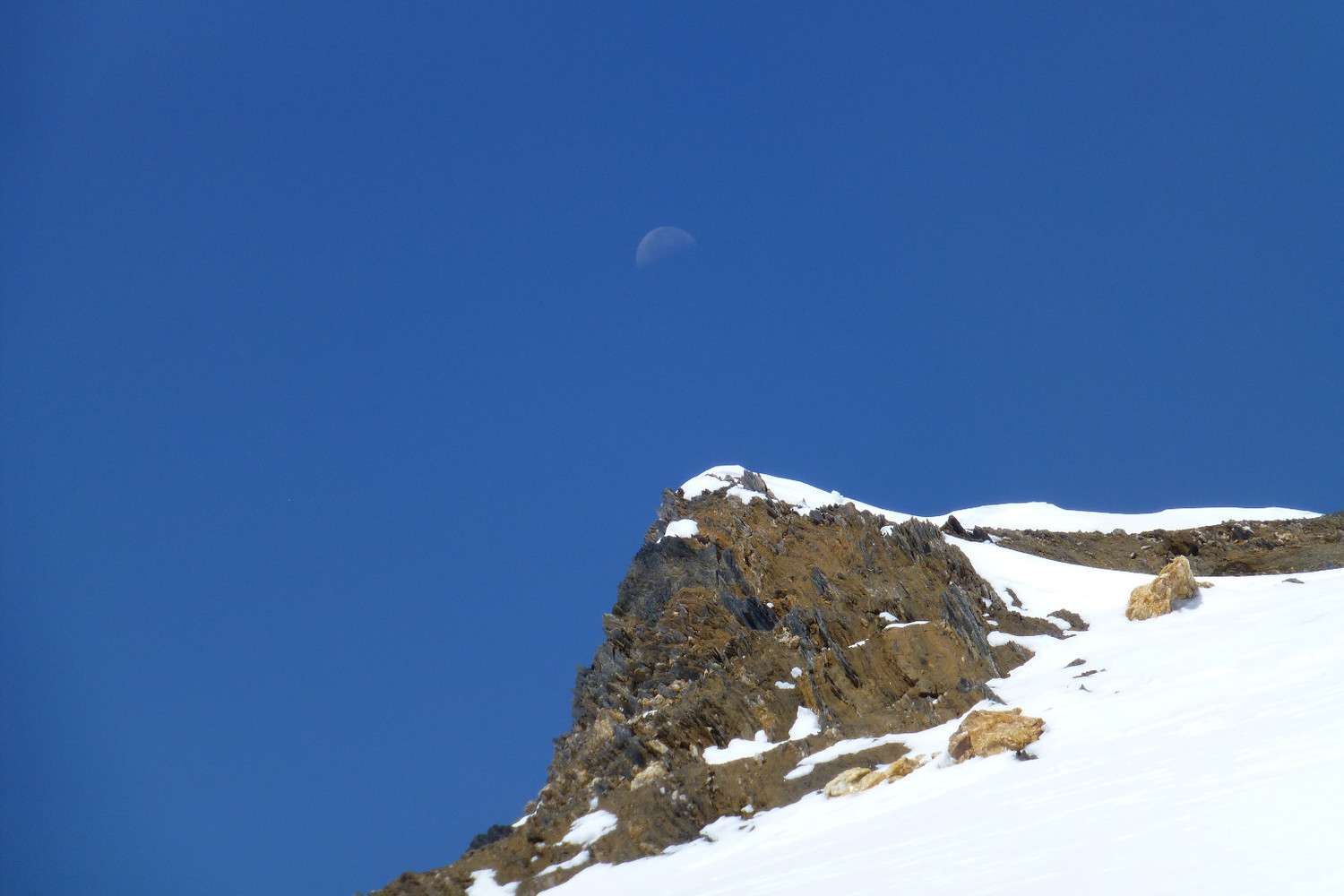 il cielo blu permette di vedere la luna
