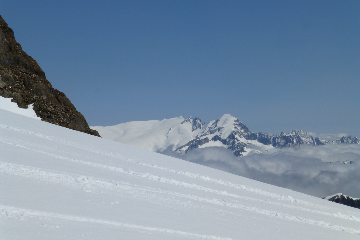 Galenstock a dx e Damamstock innevatissimi