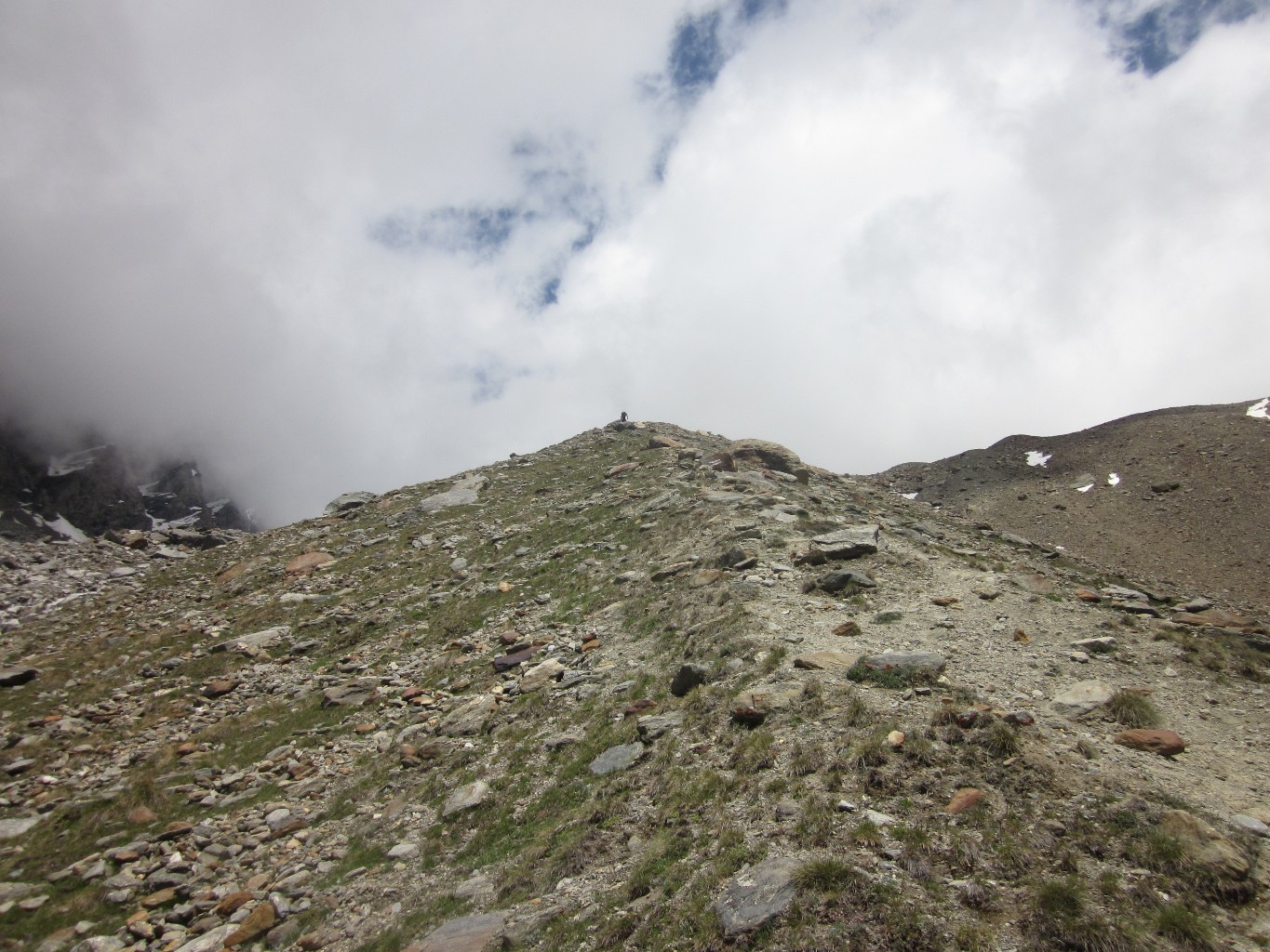 Un Tyrolien avec de minis skis monte au bivouac Mischabeljoch