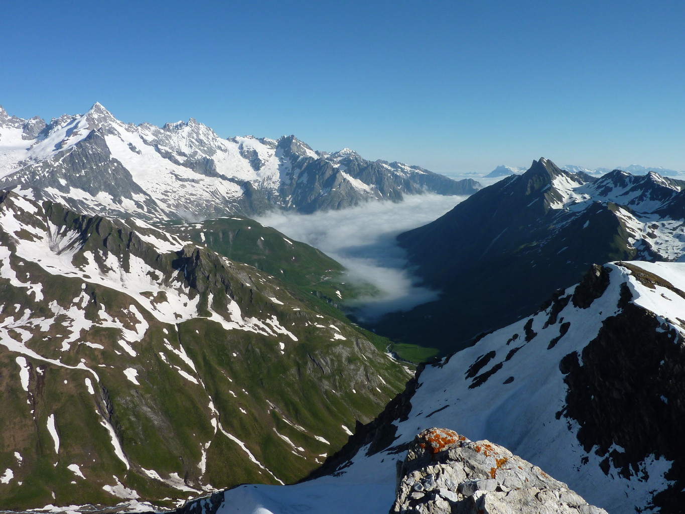 Depuis le sommet du Fourchon, la Fouly sous les nuages