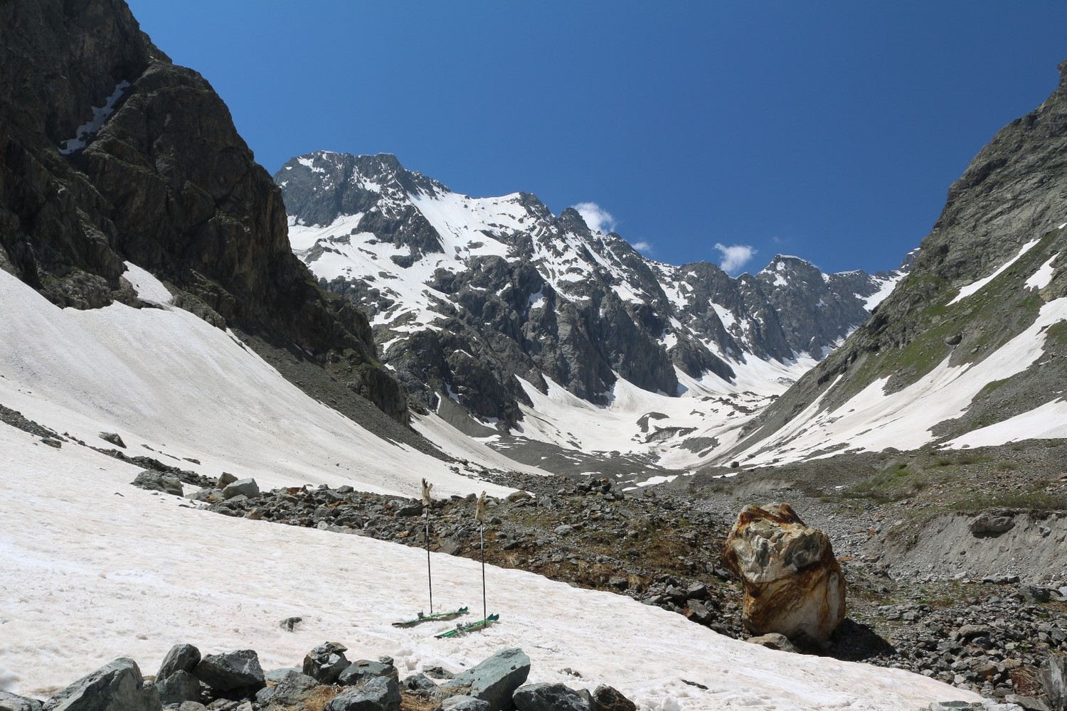 La limite skiable dans le vallon du Chardon est encore située à 2080m