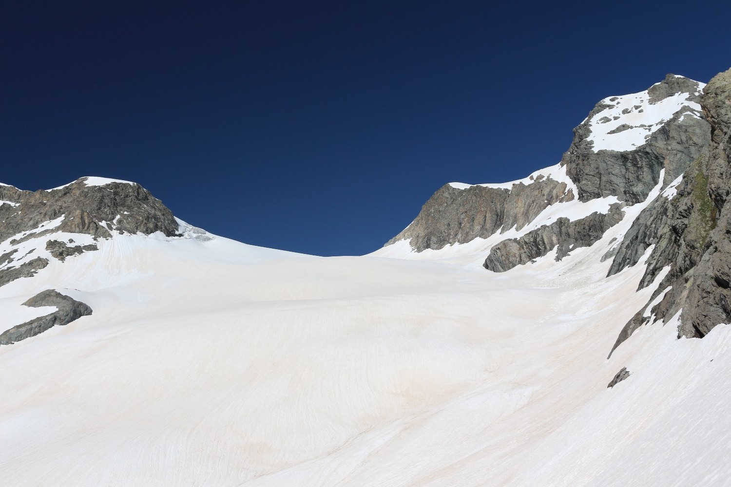 Montée sur le glacier des Rouies ; l'objectif est en vue (à droite)