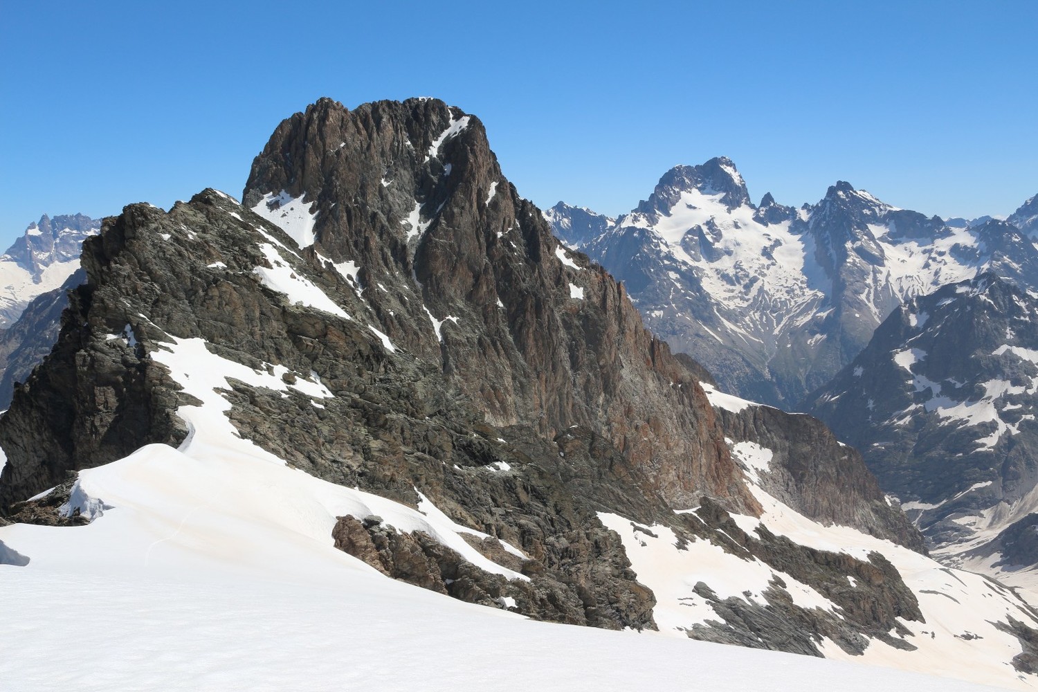 La Pointe du Vallon des Etages est omniprésente