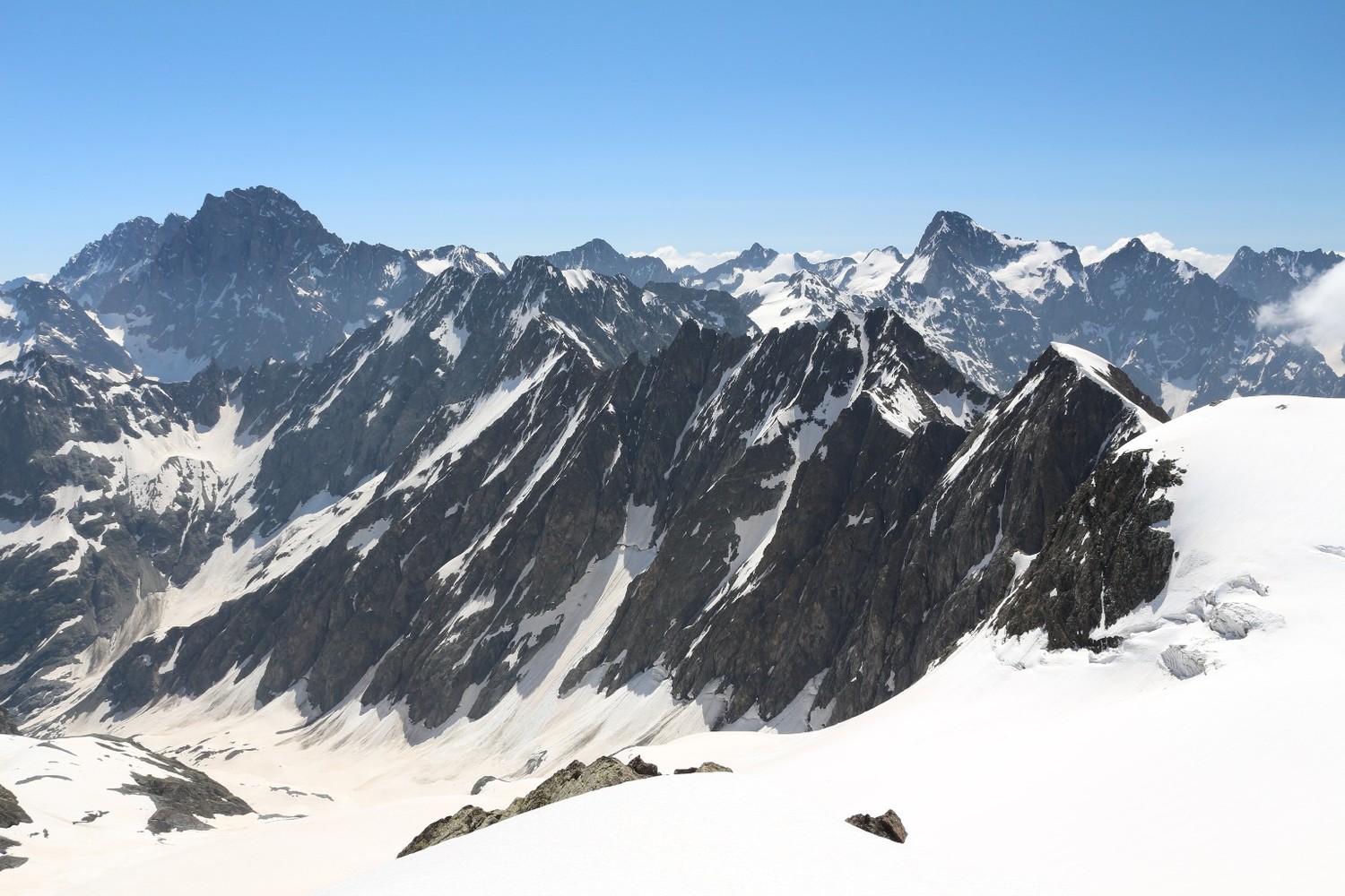 Les parois en rive droite du vallon du Chardon et les grands sommets environnants