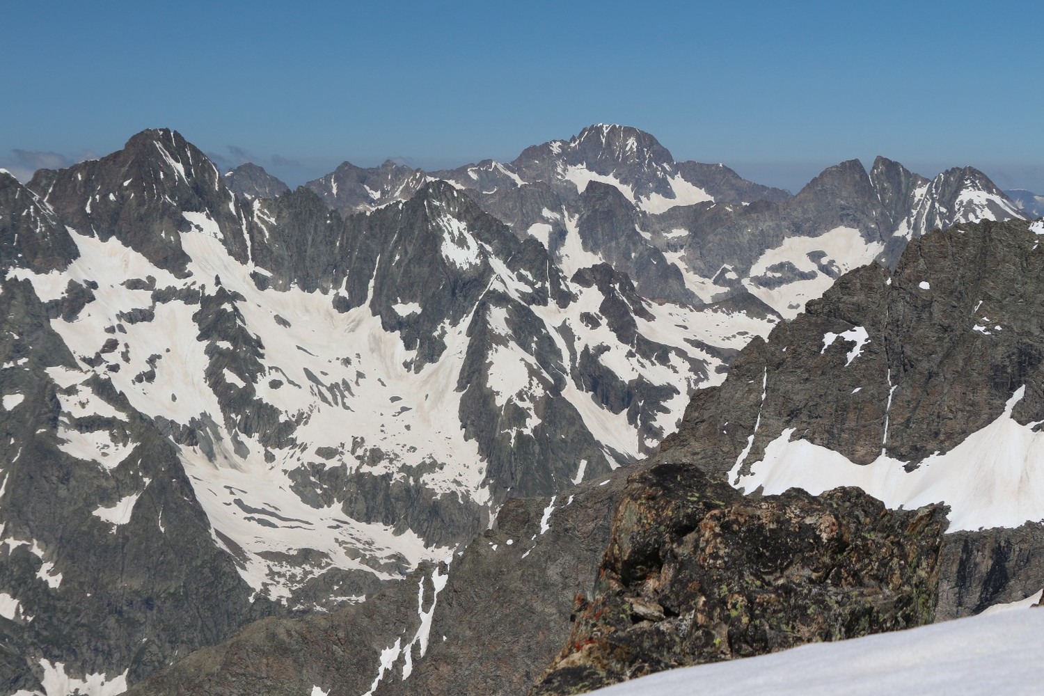 De l'Aiguille des Arias à la Tête de Lauranoure