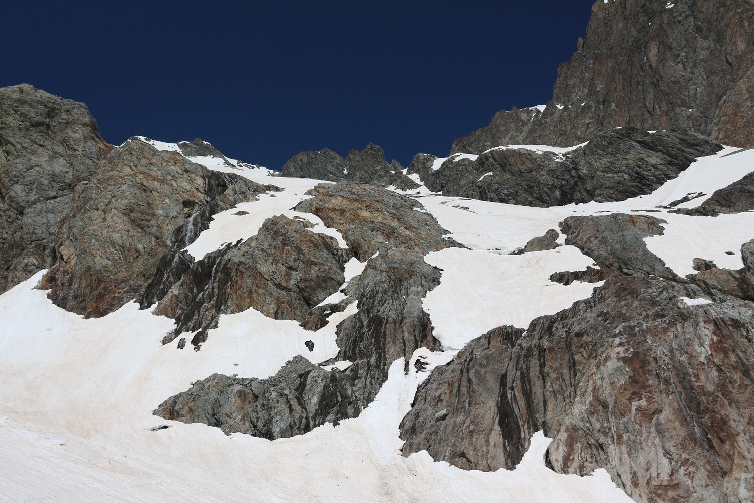 L'unique mais scabreux passage skis aux pieds, dans l'ex-zone de confluence entre les glaciers du Chardon et des Rouies